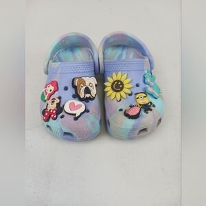 CROCS girl's TODDLER'S tie dyed with 8 multicolor jibbitz clogs Size 7